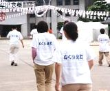 2000年教団独立１００年祭参拝。東京寮オリジナルＴシャツ「ぬくい北町」を着て。